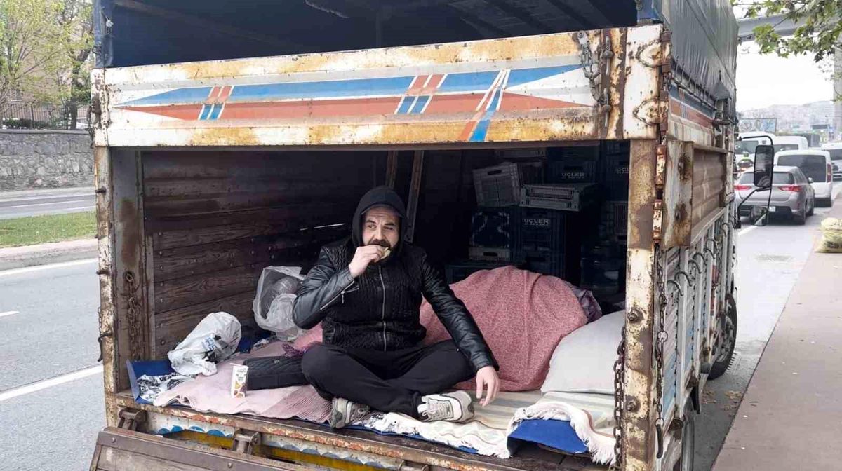 İstanbul'da 6,2 Büyüklüğünde Deprem Sonrası Geceyi Parklarda Geçirenler