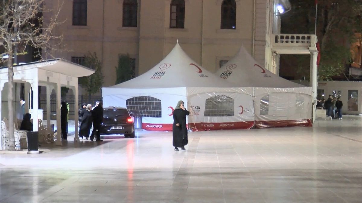 İstanbullular Deprem Geceyi Dışarıda Geçirdi