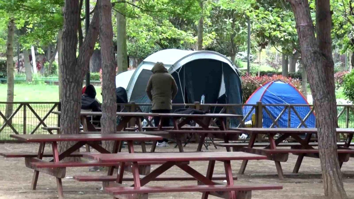 İstanbul'daki Depremin Ardından Halk Parklarda Geceyi Geçirdi