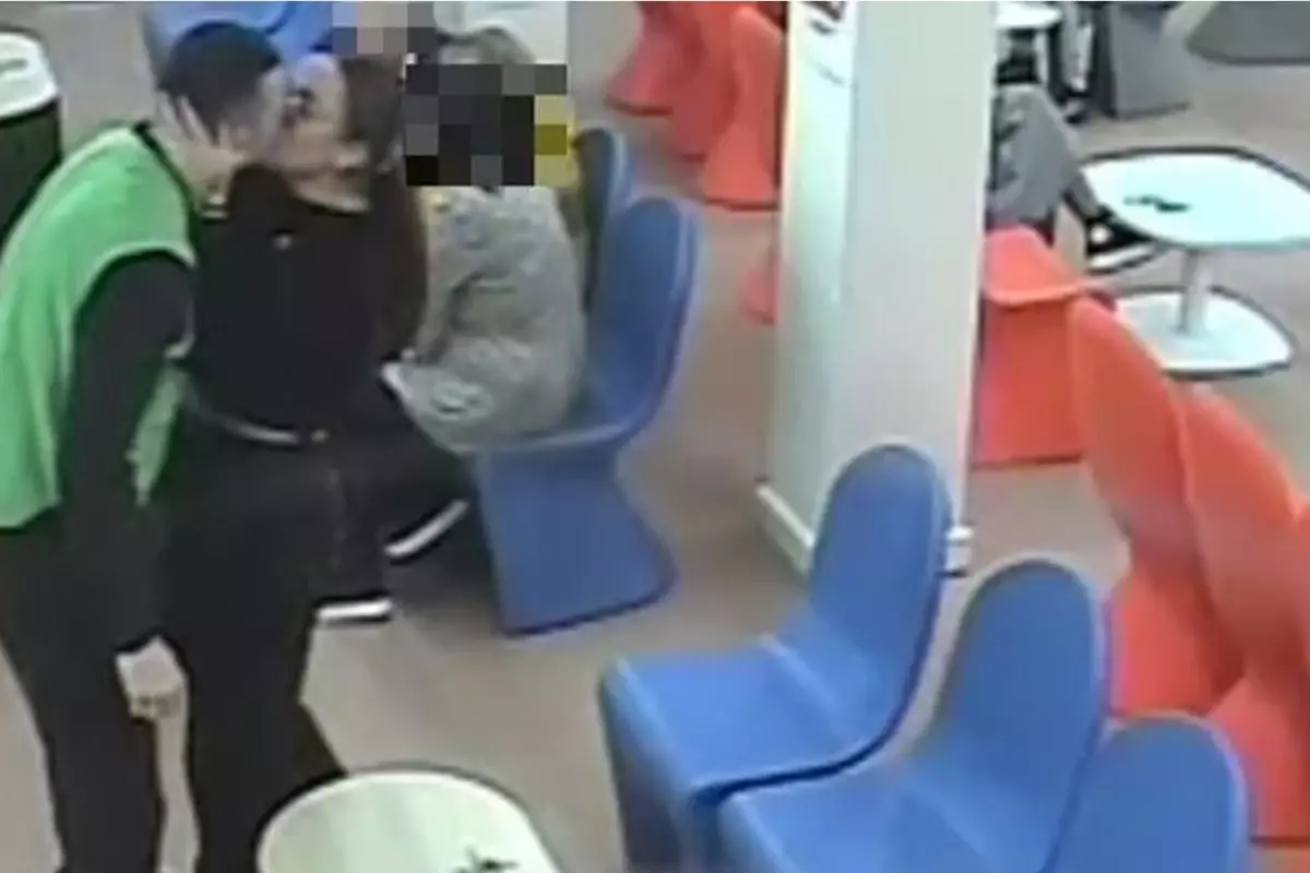 Kadın polis, ilişki yaşadığı mahkumla öpüşürken yakalandı
