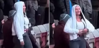 Kadın taraftar, kendisine küfreden rakip takım taraftarlarına göğüslerini göstererek karşılık verdi
