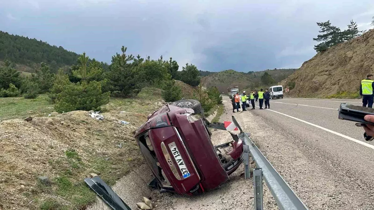Kastamonu'da Otomobil Şarampole Devrildi: 3 Yaralı