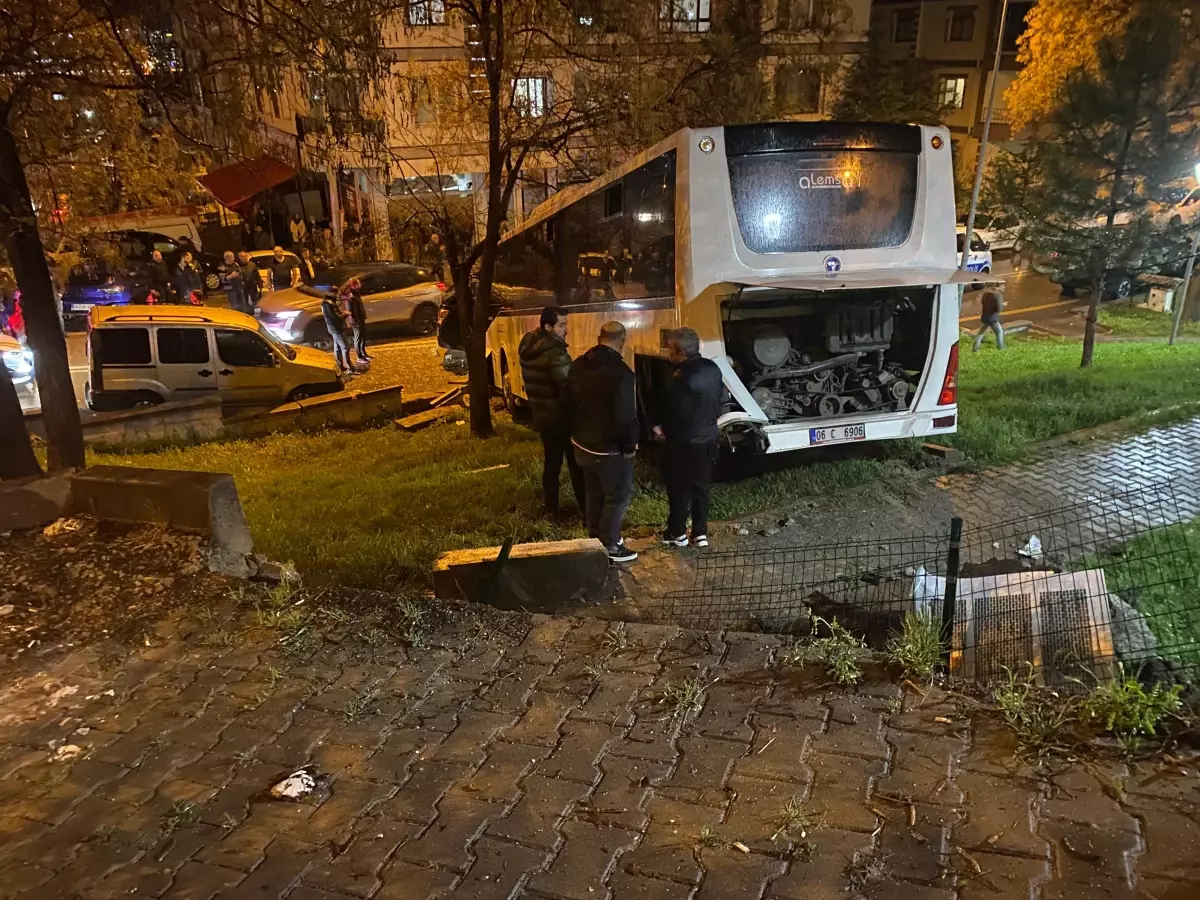 Kendiliğinden Hareket Eden İşçi Servisi Park Halindeki Araçlara Çarptı