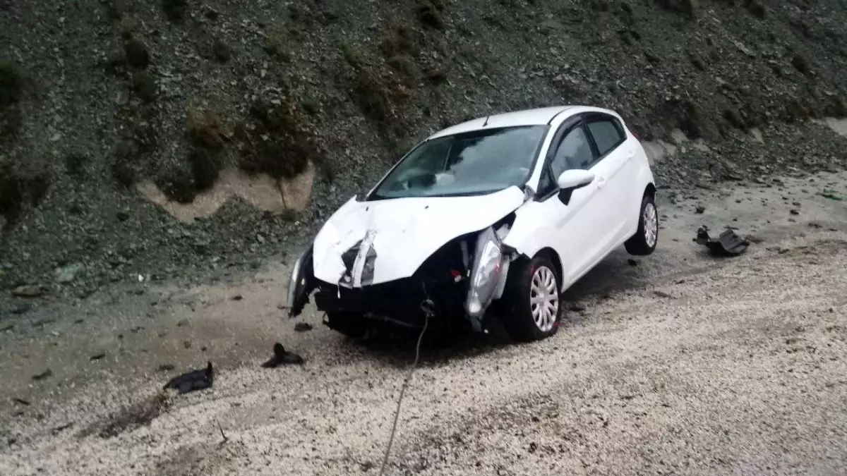 Isparta'da Kontrolden Çıkan Otomobil Yön Tabelasına Çarptı: 2 Yaralı
