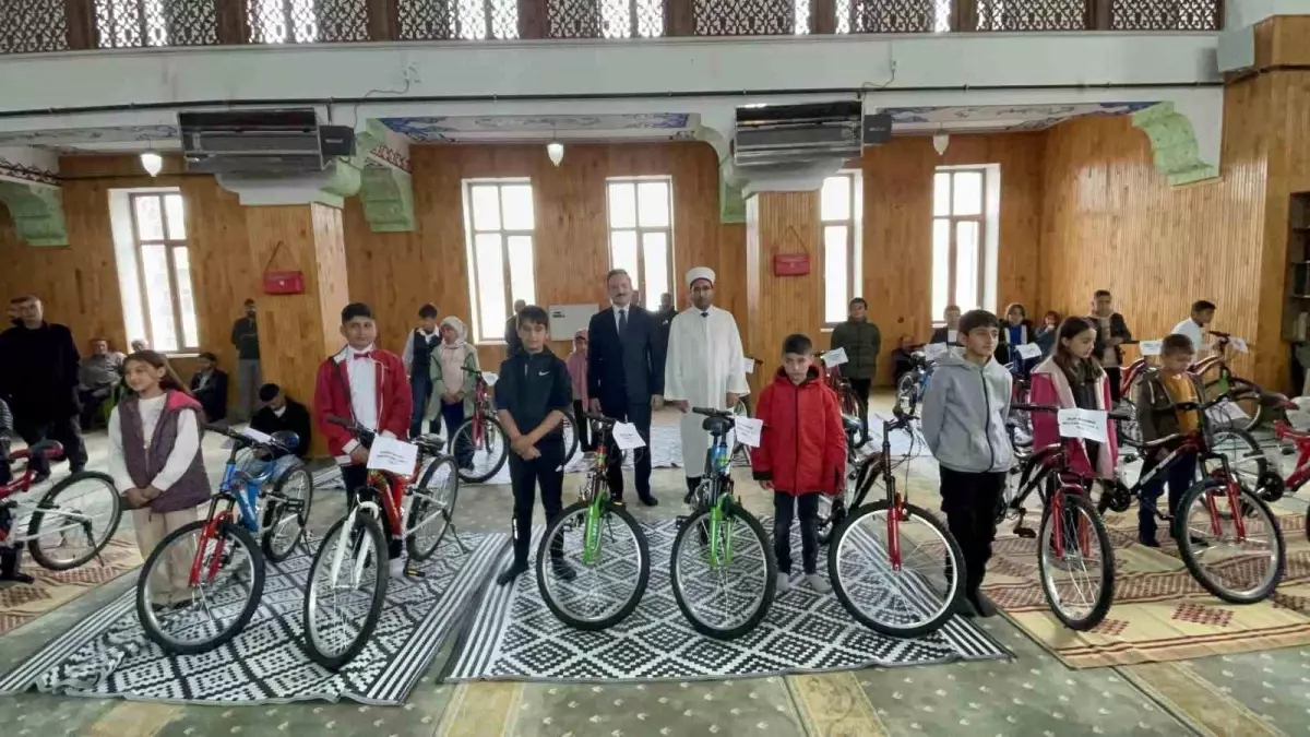 Muş'ta Ramazan Projesi: Başarılı Çocuklara Bisiklet ve Saat Hediye Edildi
