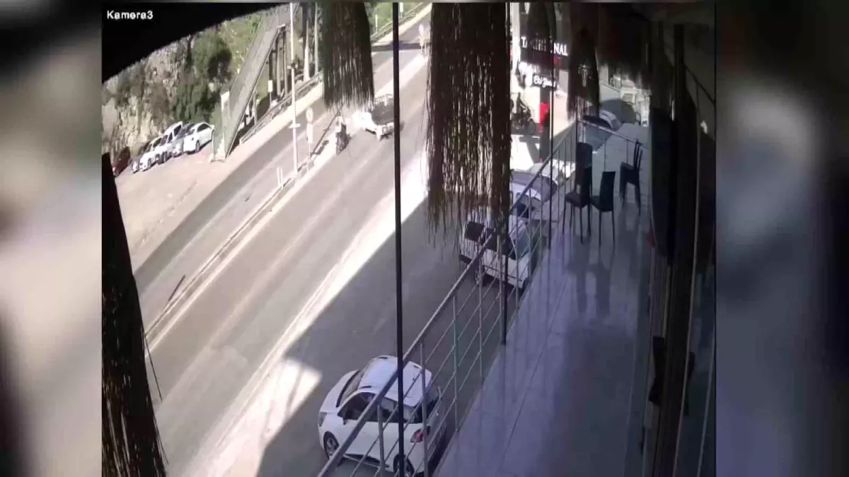 Hatay'da Motosiklet ile Hafif Ticari Araç Çarpıştı: 1 Yaralı