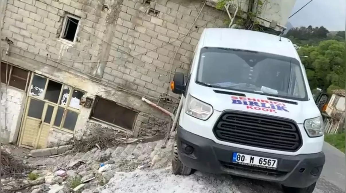 Osmaniye'de Okul Servisi ile Otomobil Çarpıştı: 11 Yaralı