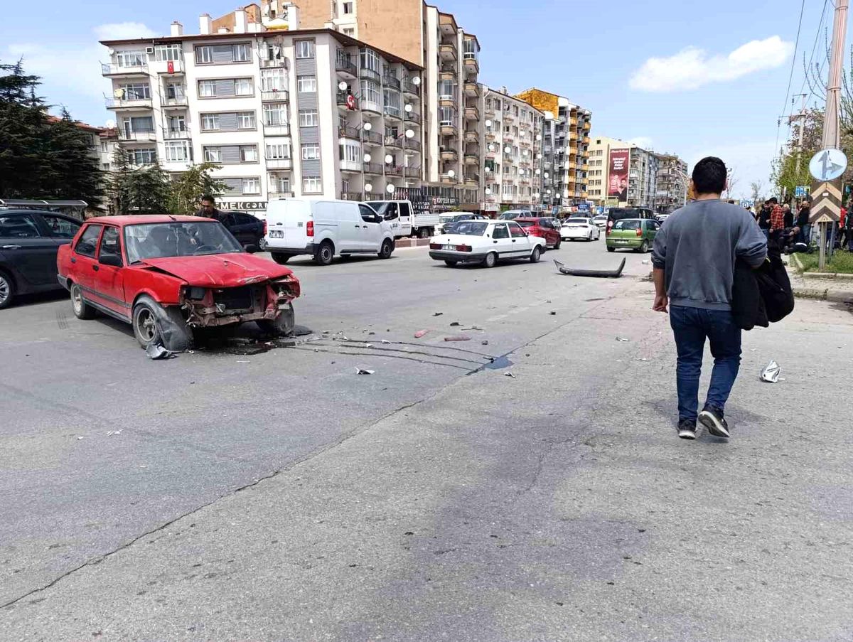 Afyonkarahisar'da Otomobil ve Motosiklet Çarpıştı: 1 Yaralı