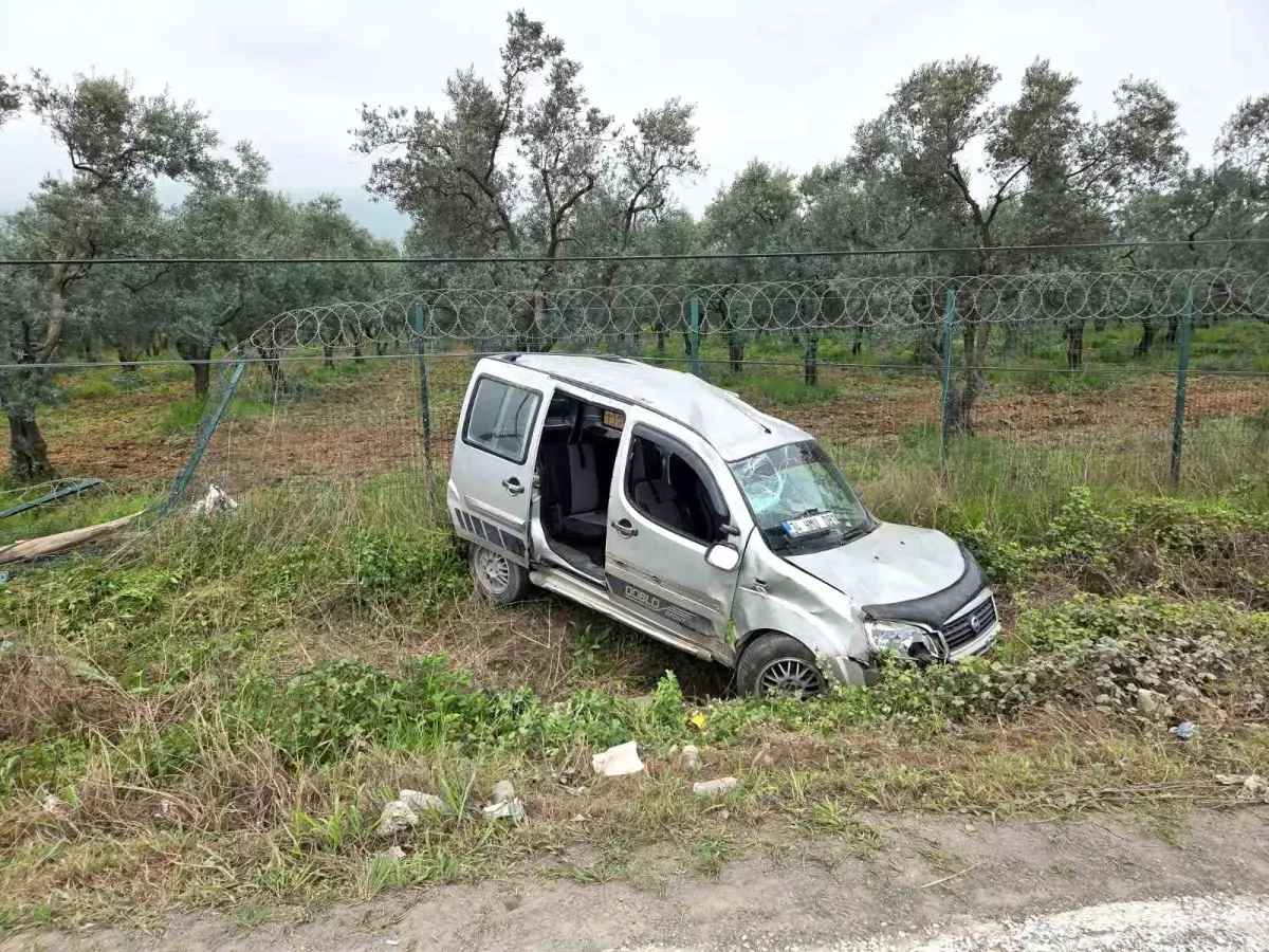 Bursa'da Hafif Ticari Araç Tarlaya Uçtu: 3 Yaralı