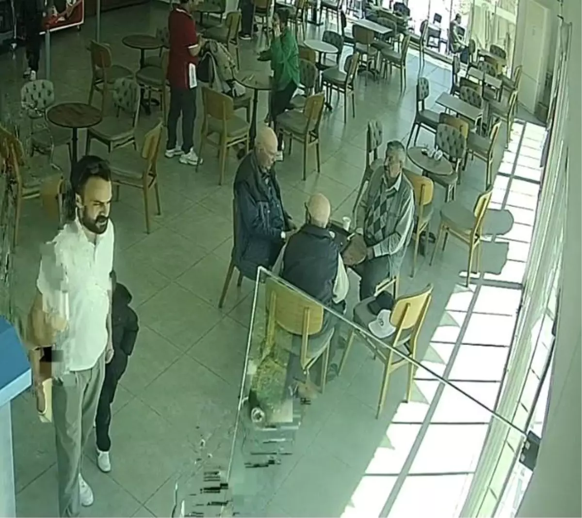 Deprem sırasında yerlerinden kıpırdamayan 3 ihtiyar kaçanları izledi