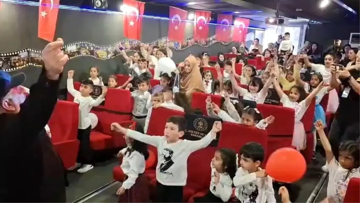 Tunceli'de Öğrenciler Gezen Sinema ile Eğlendi