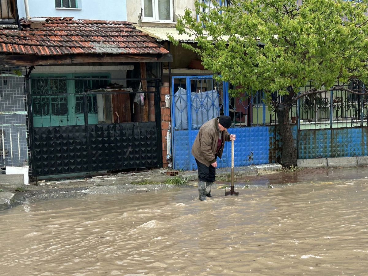 Uşak'ta Aniden Bastıran Sağanak Yağış Hayatı Olumsuz Etkiledi