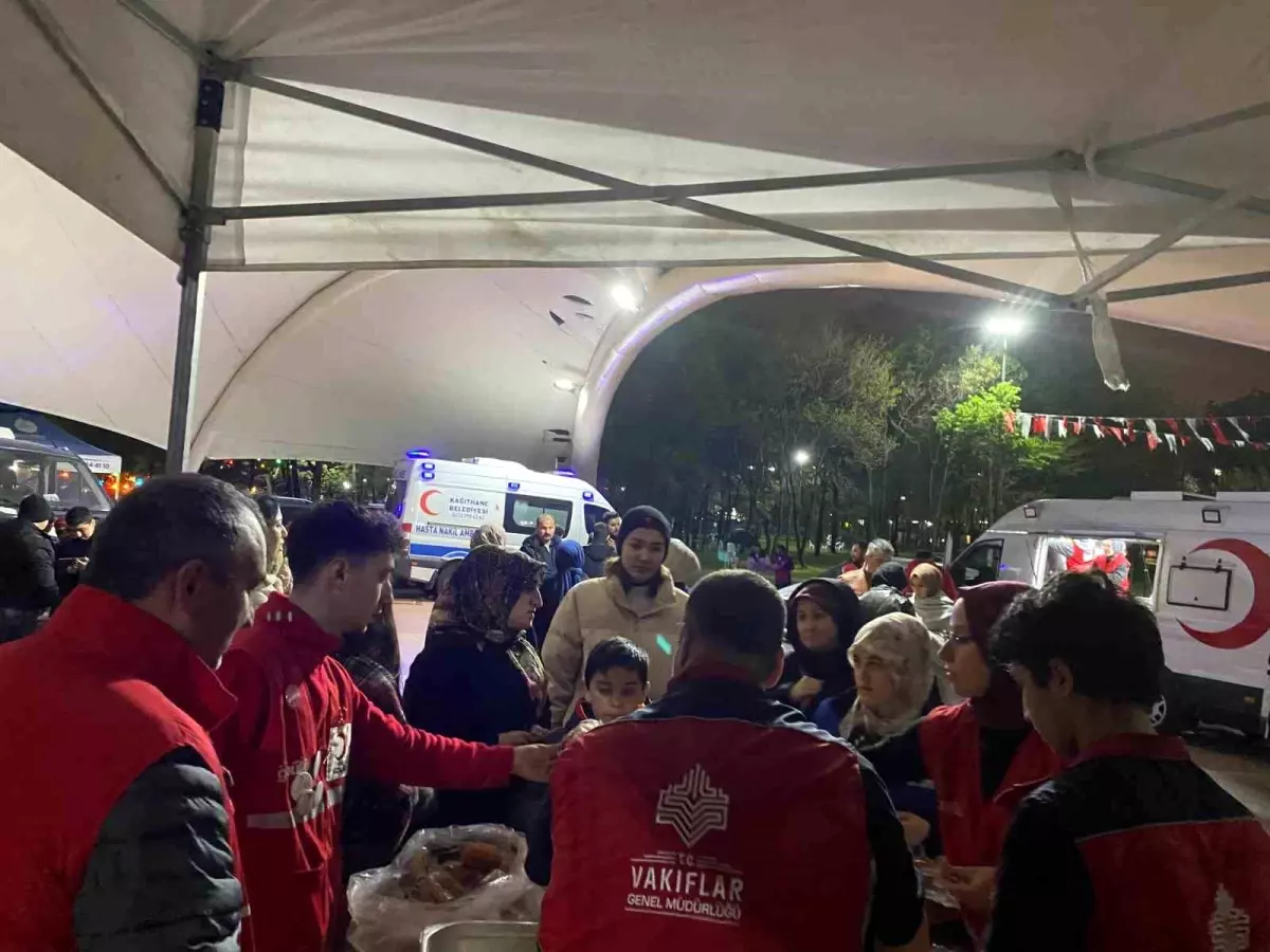 İstanbul'da Deprem Sonrası Sokakta Gece Geçirenlere Sıcak Çorba İkramı