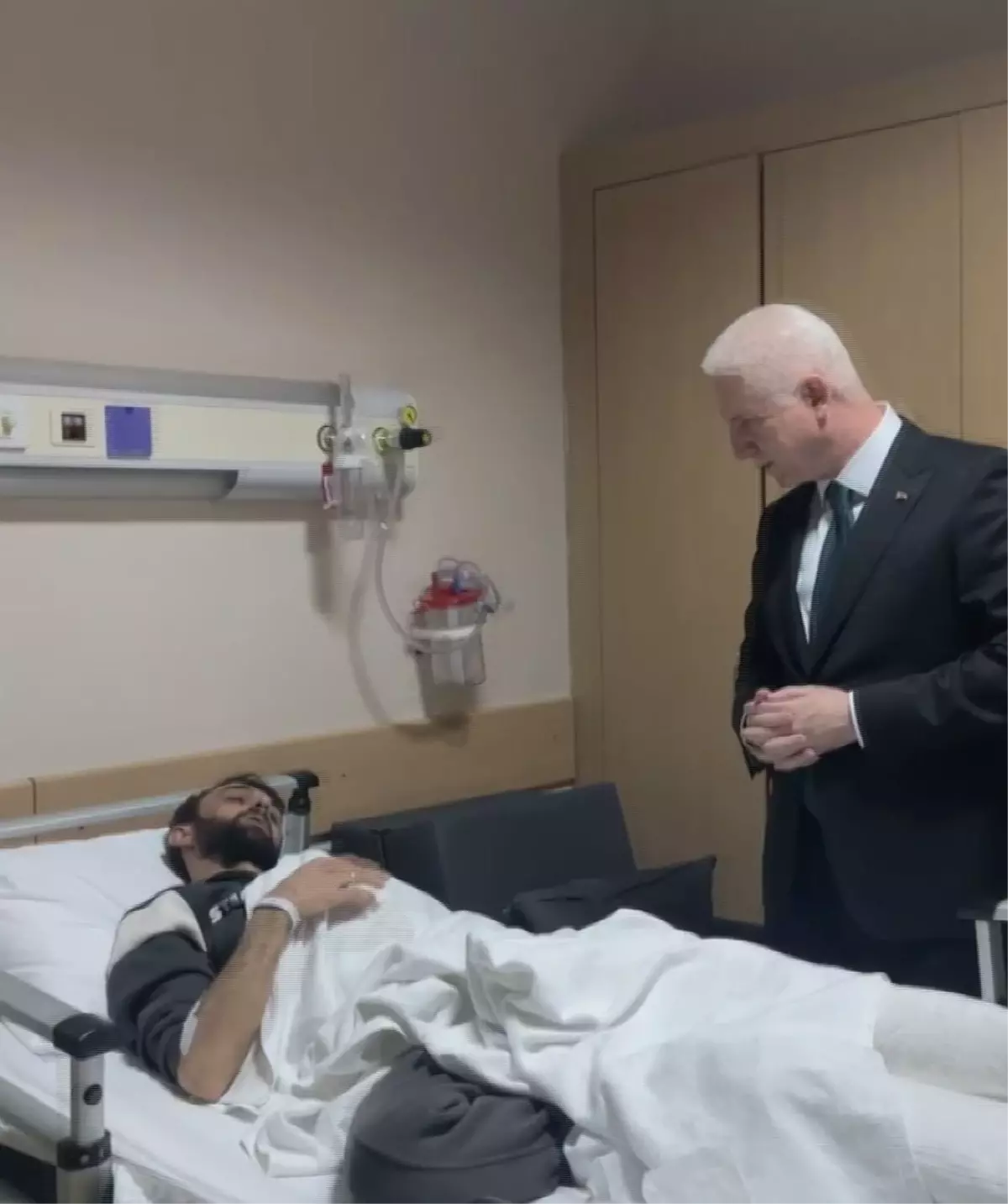 Vali Gül, depremde yaralanan vatandaşları hastanede ziyaret etti