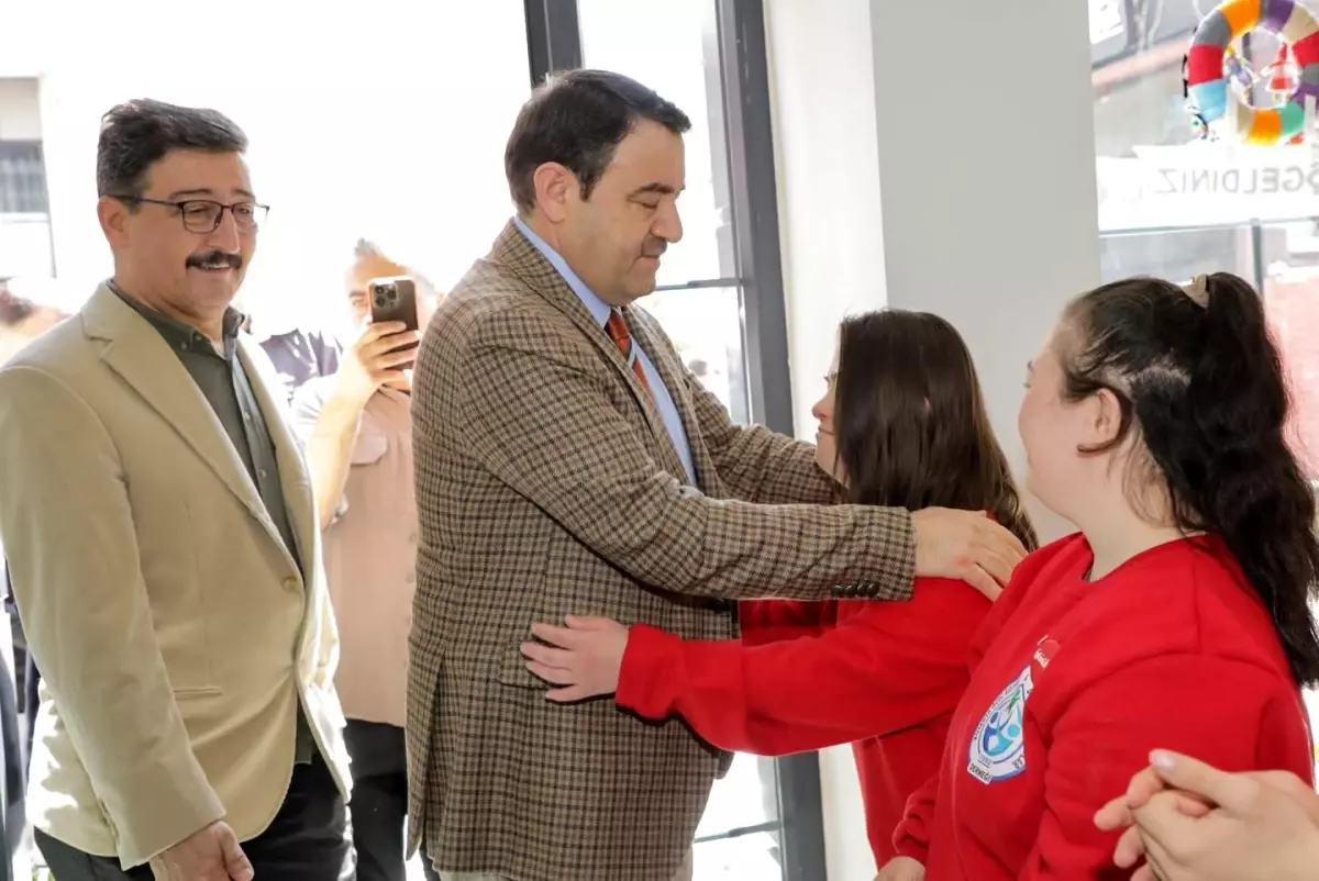 Kütahya Valisi Musa Işın, 'Bi Tebessüm Down Cafe'yi Ziyaret Etti