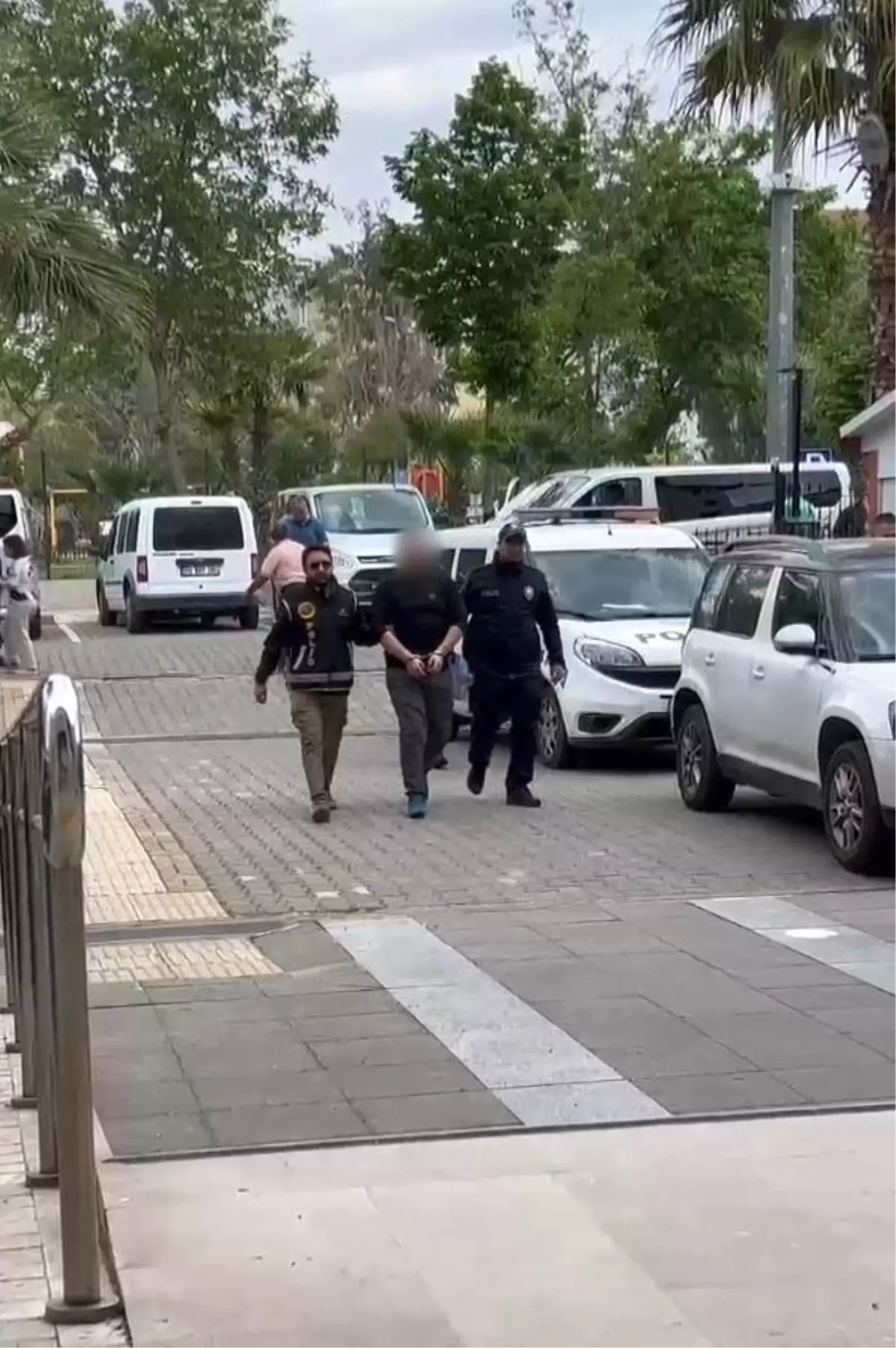 Aranan Şahıs Kendini ve Annesini Eve Kilitledi, Polisin Operasyonu Başarılı Oldu