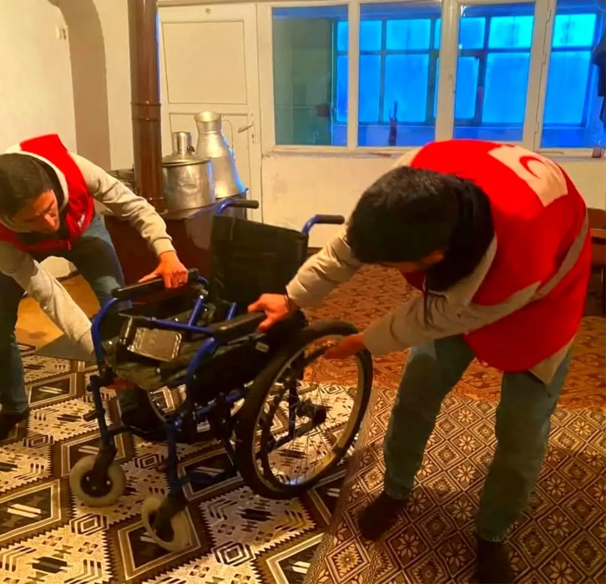 Kızılay Diyadin, Bağışlarla Yaşlıların Hayatını Kolaylaştırıyor