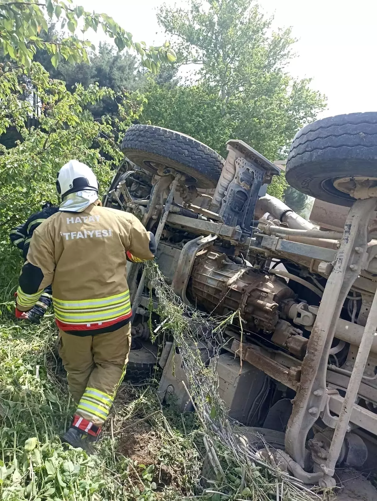 Hatay'da Asfalt Yüklü Kamyon Devrildi, Sürücü Yaralandı