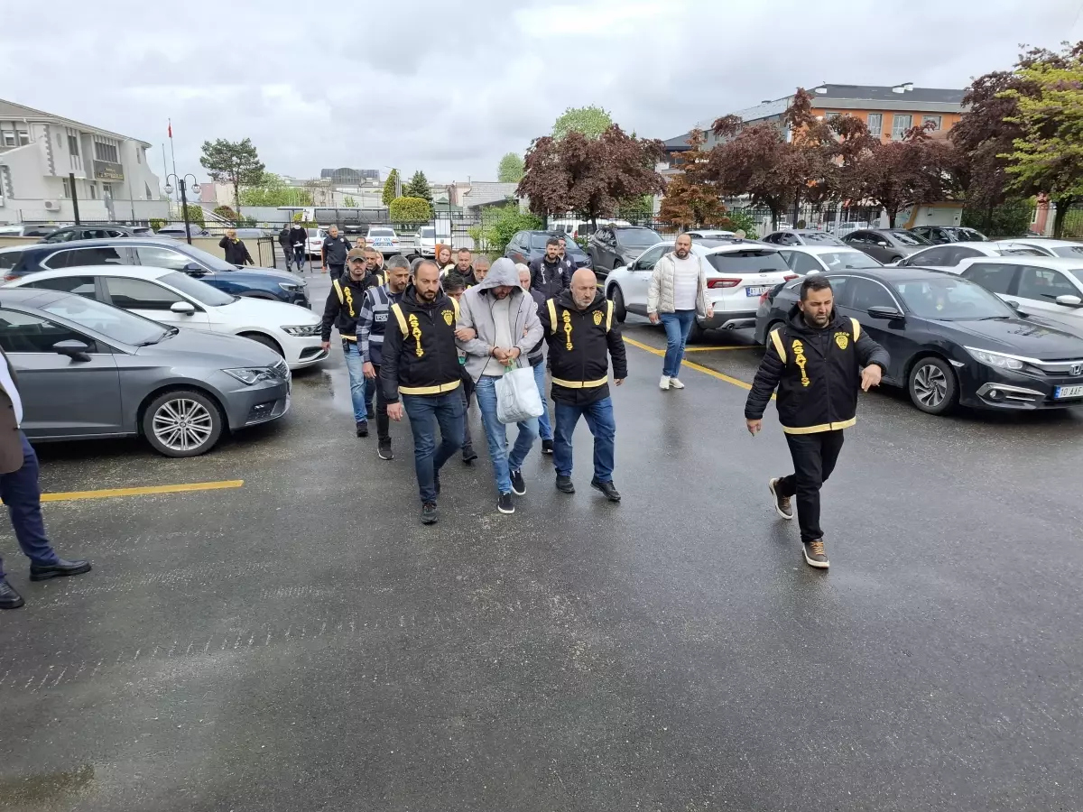 Düzce'de Fuhuş Operasyonu: 5 Gözaltı ve 3 Kadın Kurtarıldı