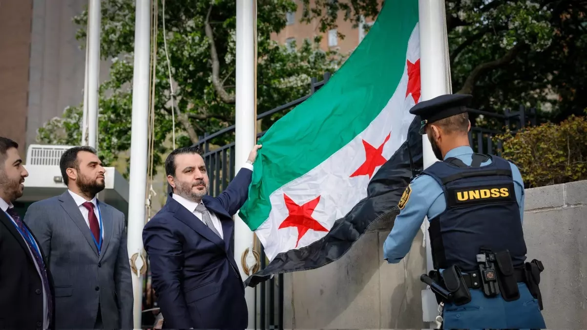 Suriye'nin Yeni Bayrağı BM'de Dalgalandı