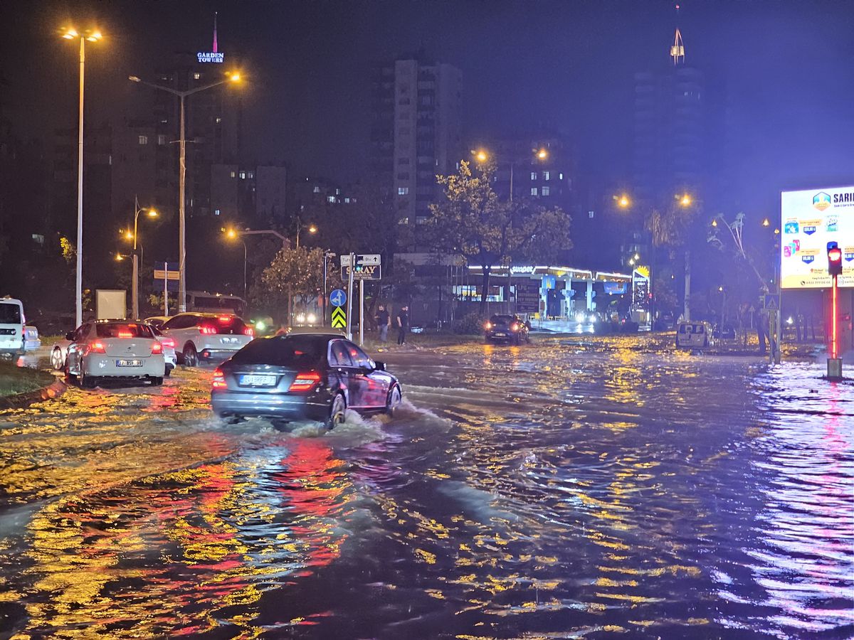 Adana'da Sağanak Yağış Hayatı Olumsuz Etkiledi