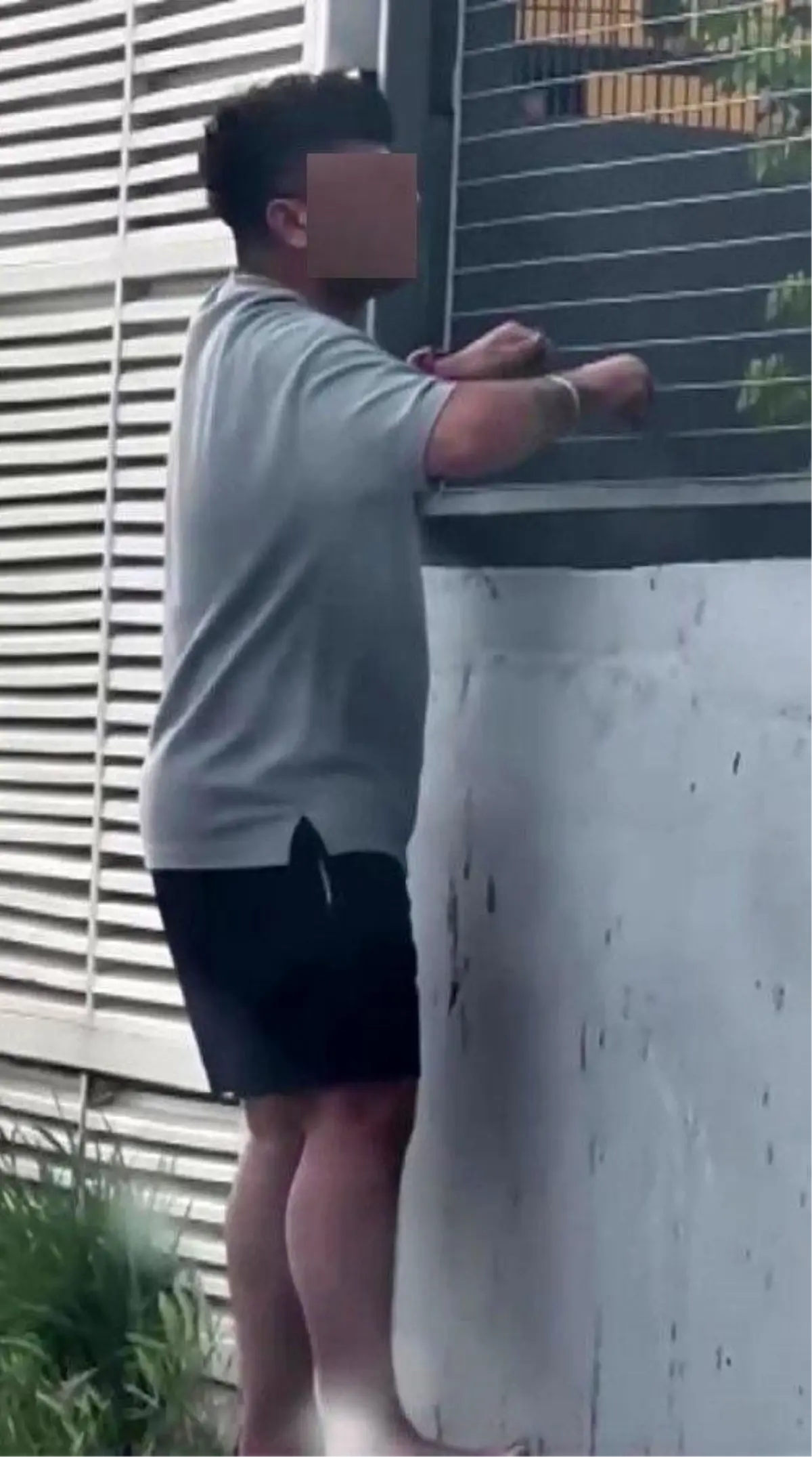 Adana'da Uyuşturucu Krizi: Bir Kişi Demir Parmaklıklara Tutundu