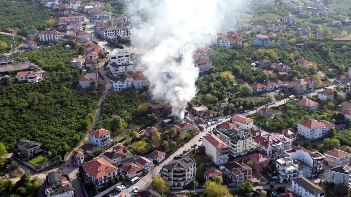 Sakarya'da Tek Katlı Evde Yangın: Ev Kullanılamaz Hale Geldi