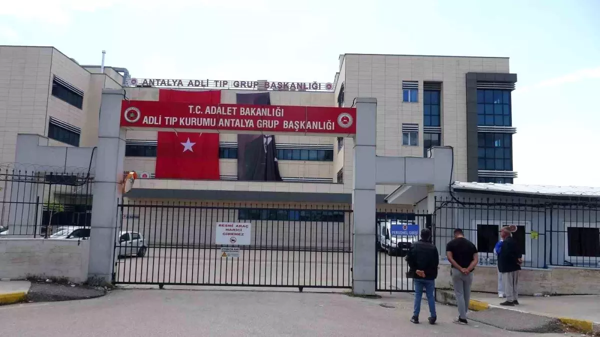 Kimlik Kontrolünde Kaçan Şahıs, 17 Yaşındaki Kız Arkadaşını Vurup İntihar Etti