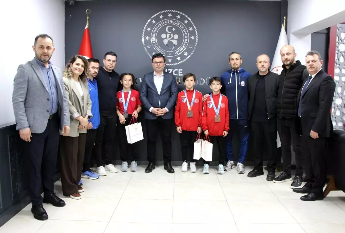 Düzce'de Karate Başarısı: Sporcular Madalyalarıyla Dönüyor