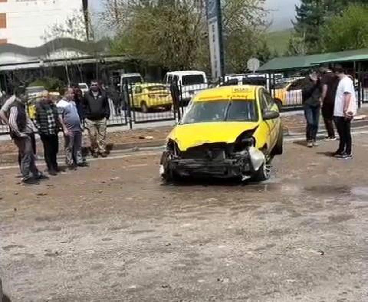 Bingöl'de Trafik Kazası: 3 Yaralı, Kilometrelerce Trafik