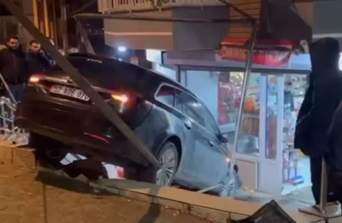 Ordu'da İki Otomobil Çarpıştı, Biri Marketin Girişine Daldı