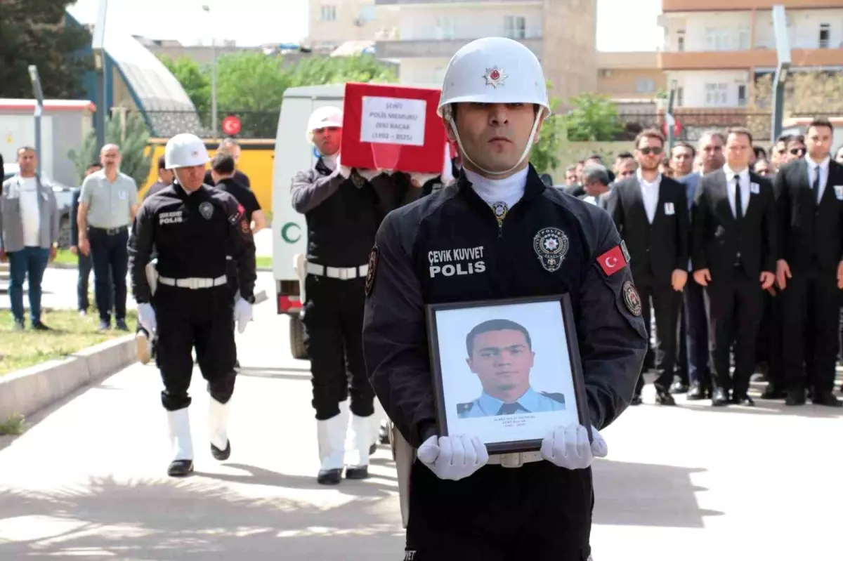 Cizre'de Şehit Olan Trafik Polisi Zeki Bacak'ın Cenazesi Uşak'a Uğurlandı