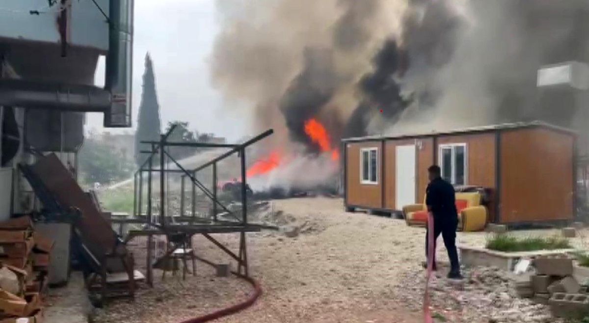 Hatay'da Depremzede Ailelerin Konteynerleri Yangında Yandı