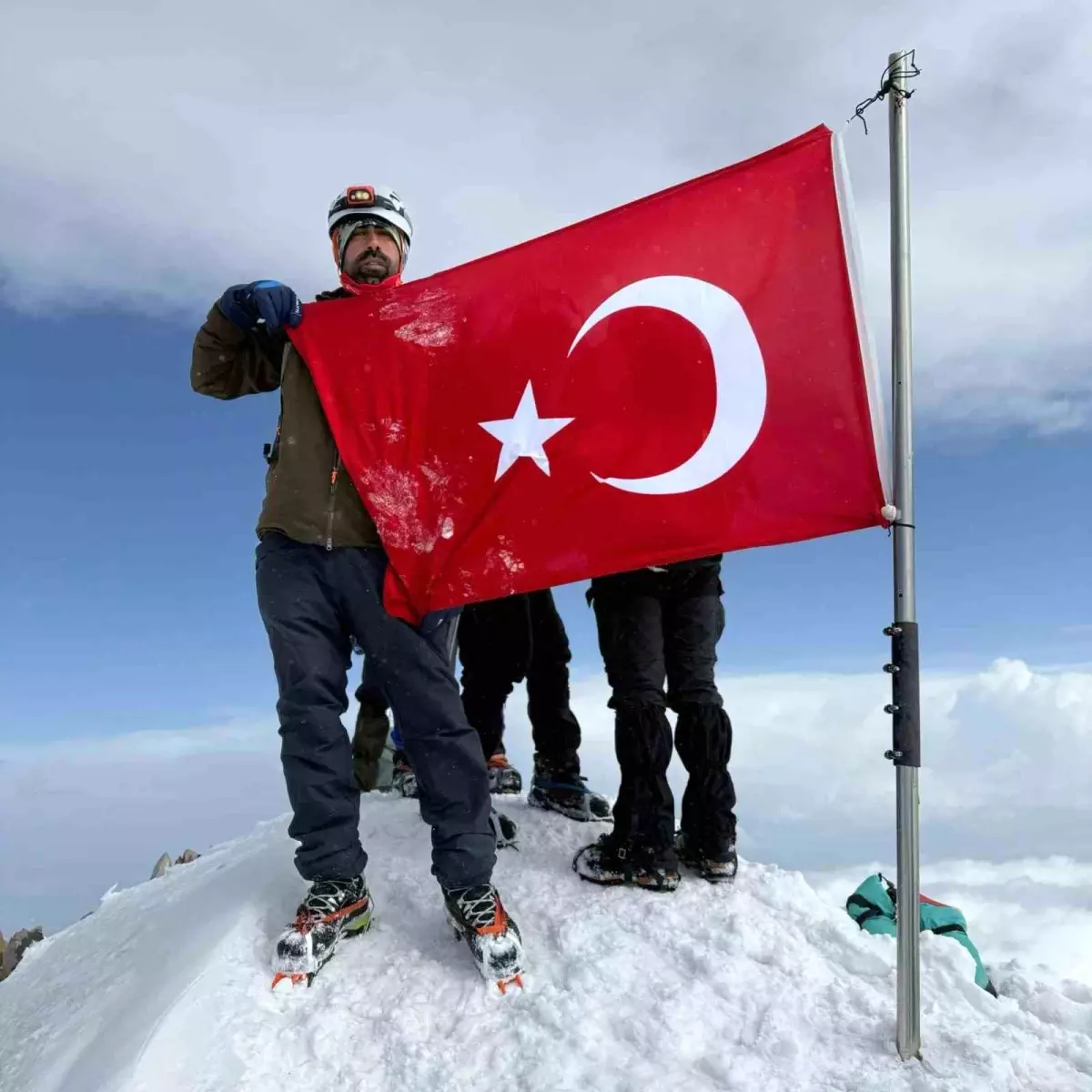 Tarık Tarkan Aksakal, Erciyes Dağı'nın Zirvesine Ulaştı