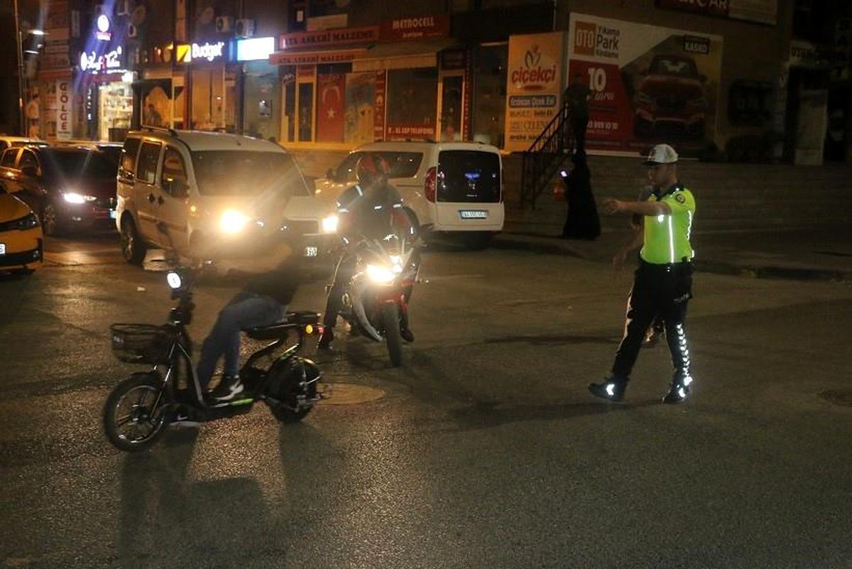 Erzincan'da Motosiklet Sürücülerine Kask ve Belgeler Üzerinden Denetim