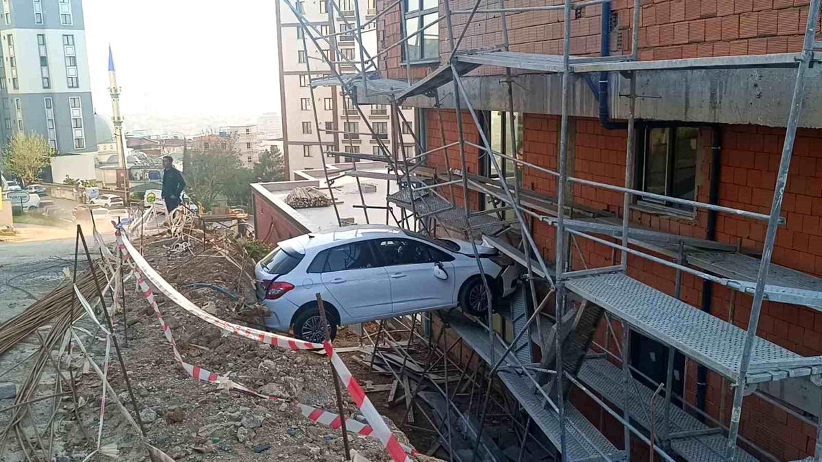 Kartal'da Kontrolden Çıkan Otomobil İnşaat Halindeki Binanın Boşluğuna Asılı Kaldı