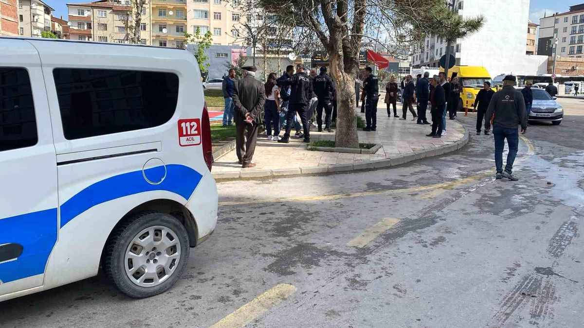 Elazığ'da Cadde Ortasında Bıçaklama Olayı: Yaralı Hastaneye Kaldırıldı