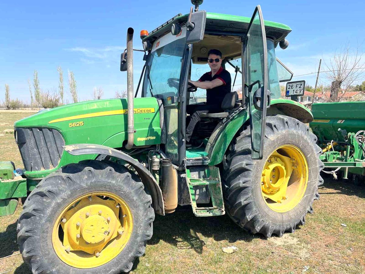 İl Müdürü Gümüş, traktörle gübreleme yaptı