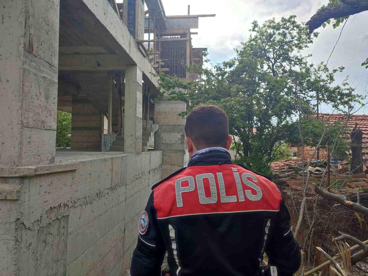 İnşattan Düşen İşçi Hastaneye Kaldırıldı