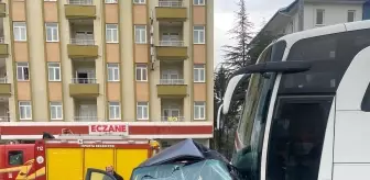 Isparta'da otobüs ve hafif ticari araç çarpıştı: 1 ölü, 2 yaralı