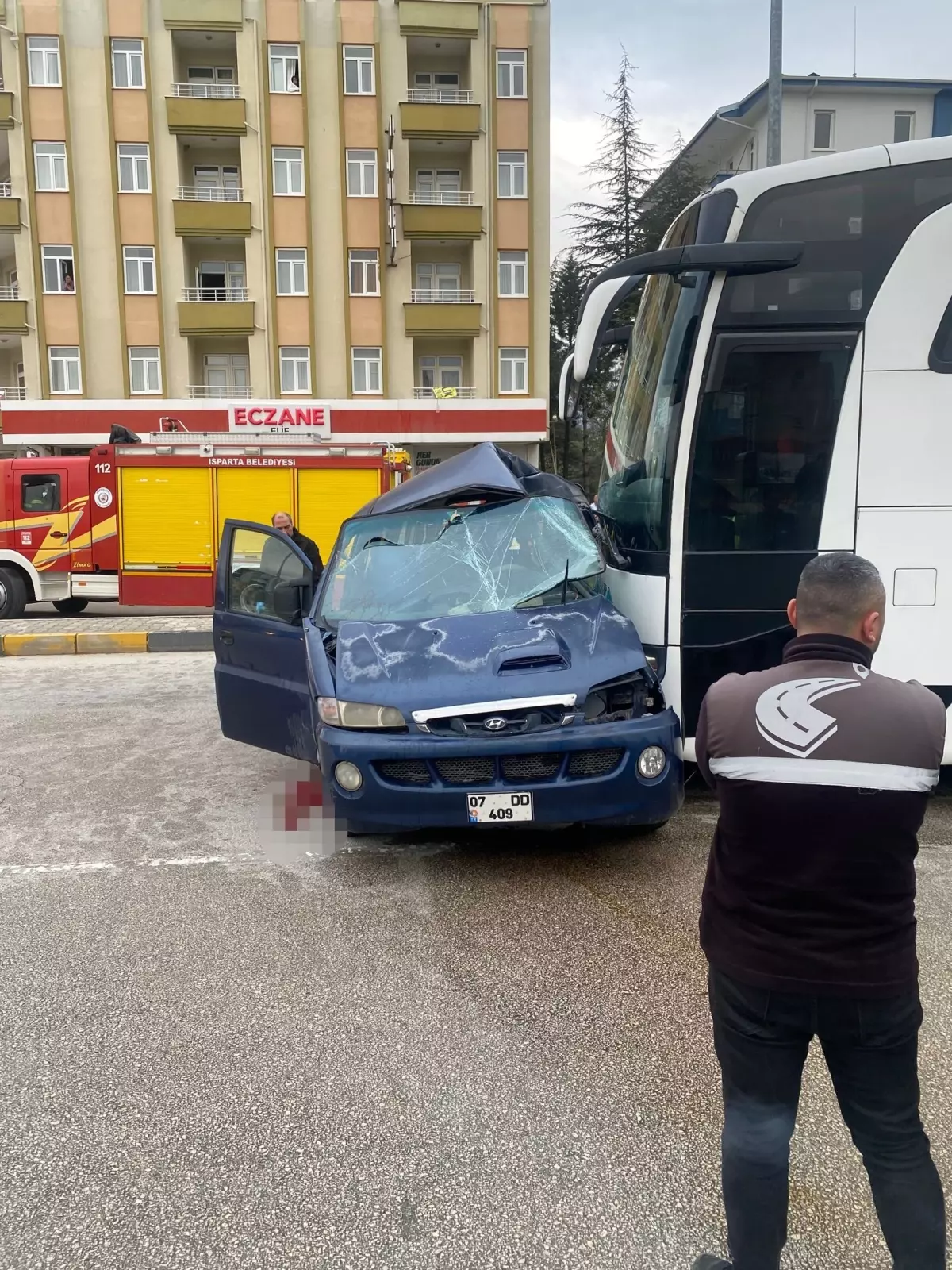 Isparta'da otobüs ve hafif ticari araç çarpıştı: 1 ölü, 2 yaralı