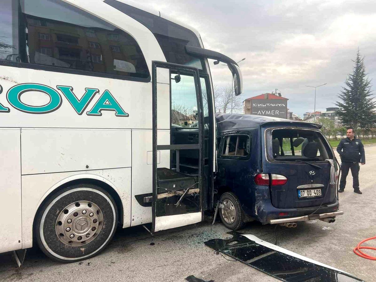 Isparta'da Otobüs ile Hafif Ticari Araç Çarpıştı: 1 Ölü, 2 Yaralı