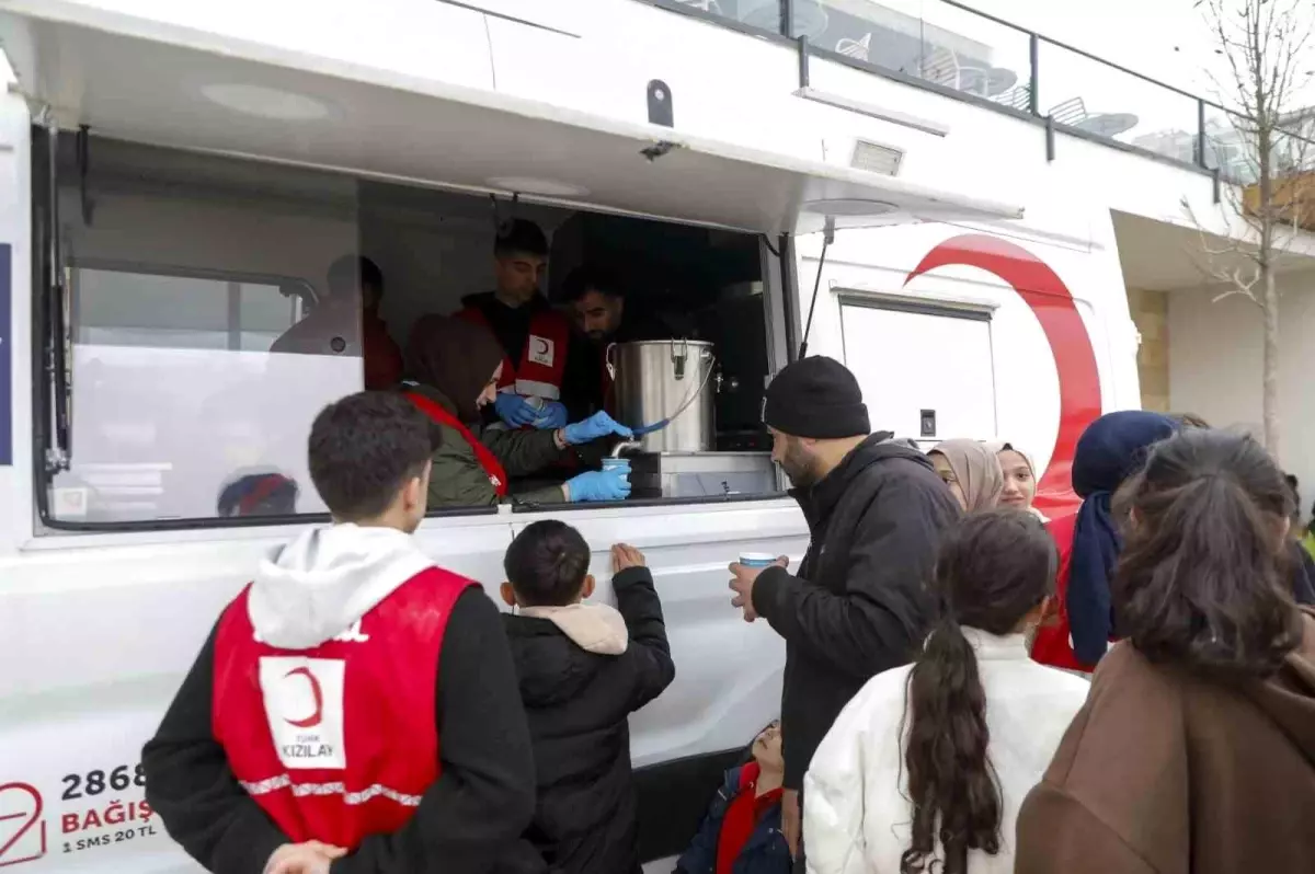 Kızılay, Deprem Sonrası İstanbul'da Beslenme Desteği Sağlamaya Devam Ediyor