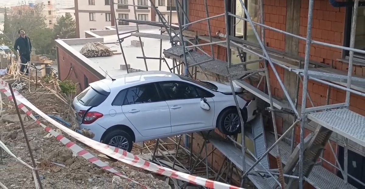 Kartal'da Otomobil İnşaat Boşluğuna Düştü, 4 Kişi Kurtarıldı