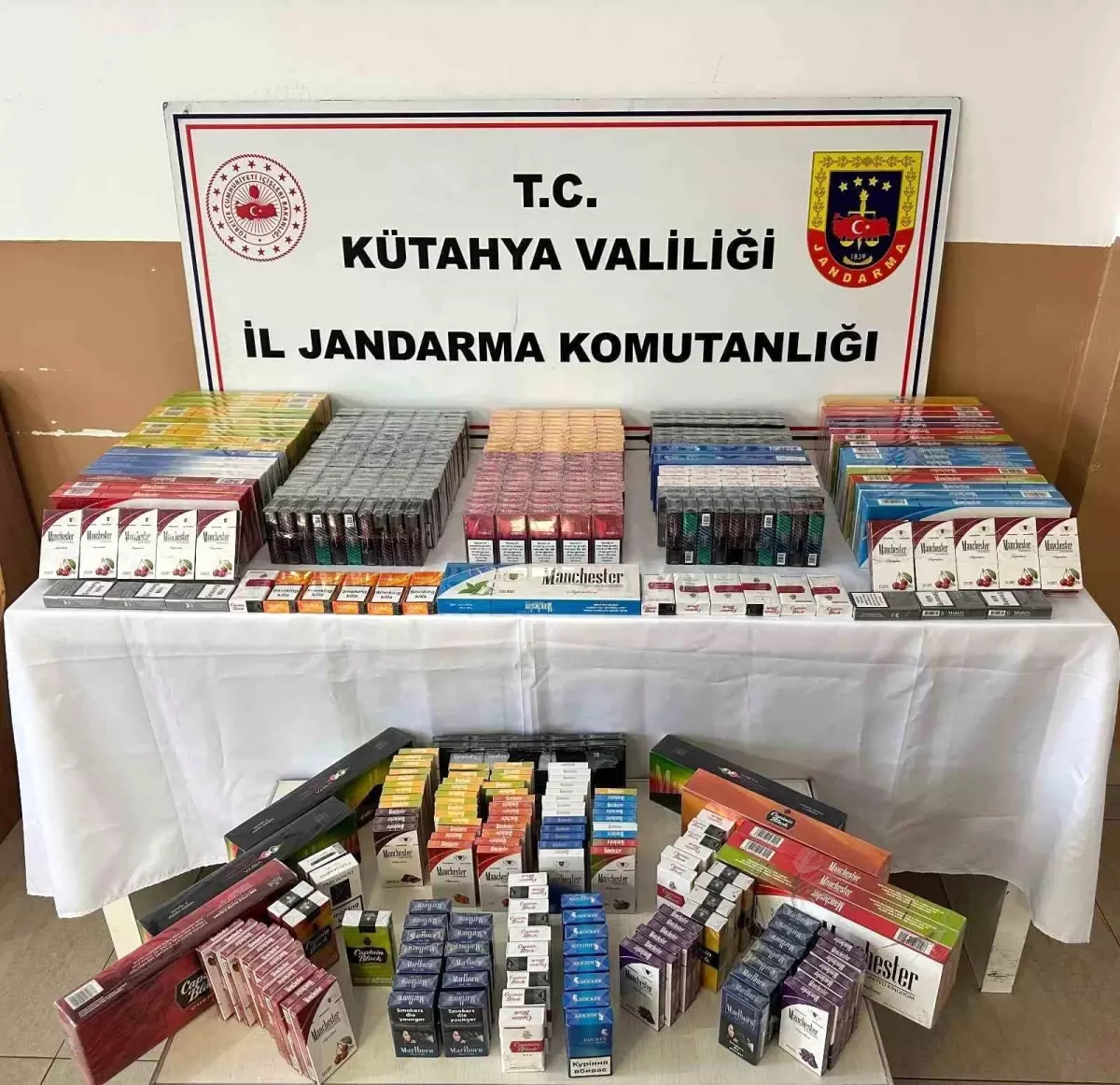 Kütahya'da Kaçak Sigara Operasyonu: 921 Paket Ele Geçirildi