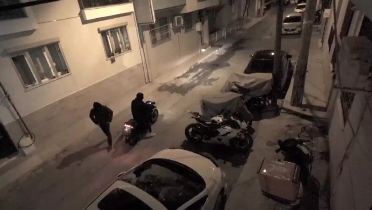İzmir'de Motosiklet Hırsızlığı Güvenlik Kamerasında