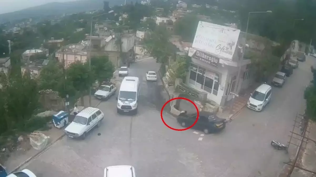 Otomobilin Yaya ve Servis Minibüsüne Çarpması Sonucu 11 Kişi Yaralandı