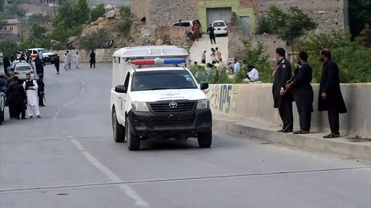 Pakistan'da bombalı saldırı: 4 güvenlik görevlisi hayatını kaybetti
