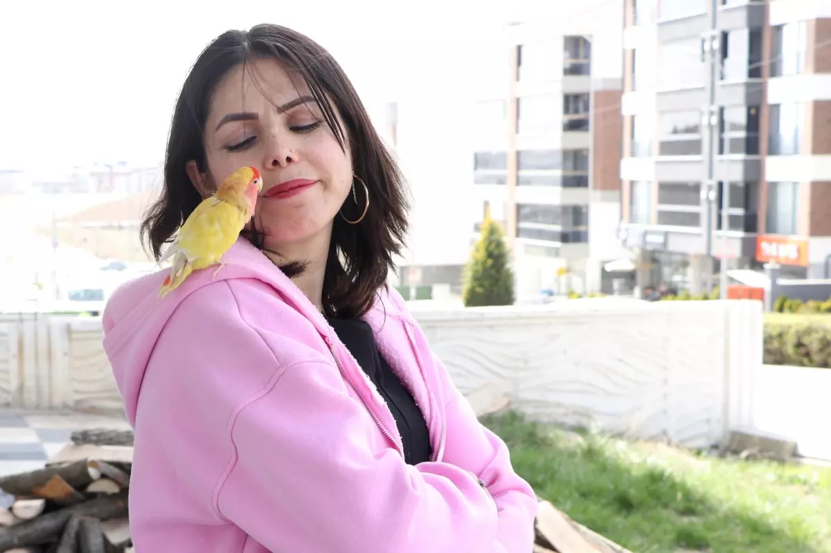Papağanıyla Büyüleyici Bağ: Sevda Karataş ve Limon'un Hikayesi