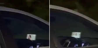 Sürücü kadın, otobanda film izleyerek araç kullanırken görüntülendi